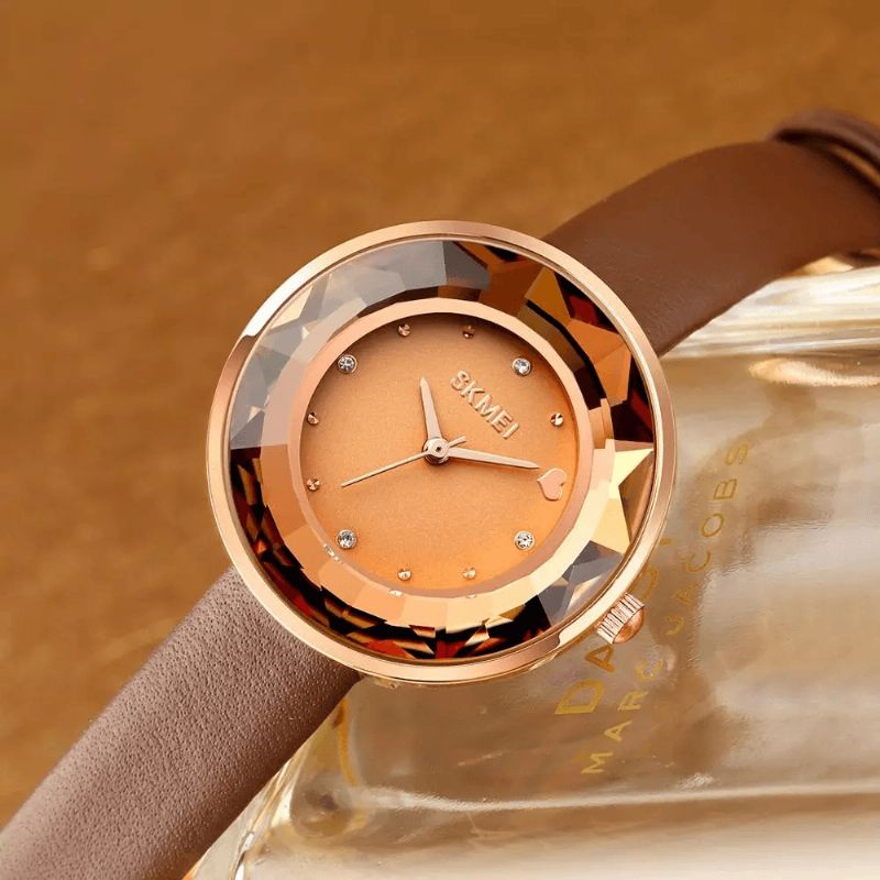 1707 Mode Femmes Montre Trois-dimen'sional Coupe Miroir Simple Petit Cadran Dame Montre À Quartz