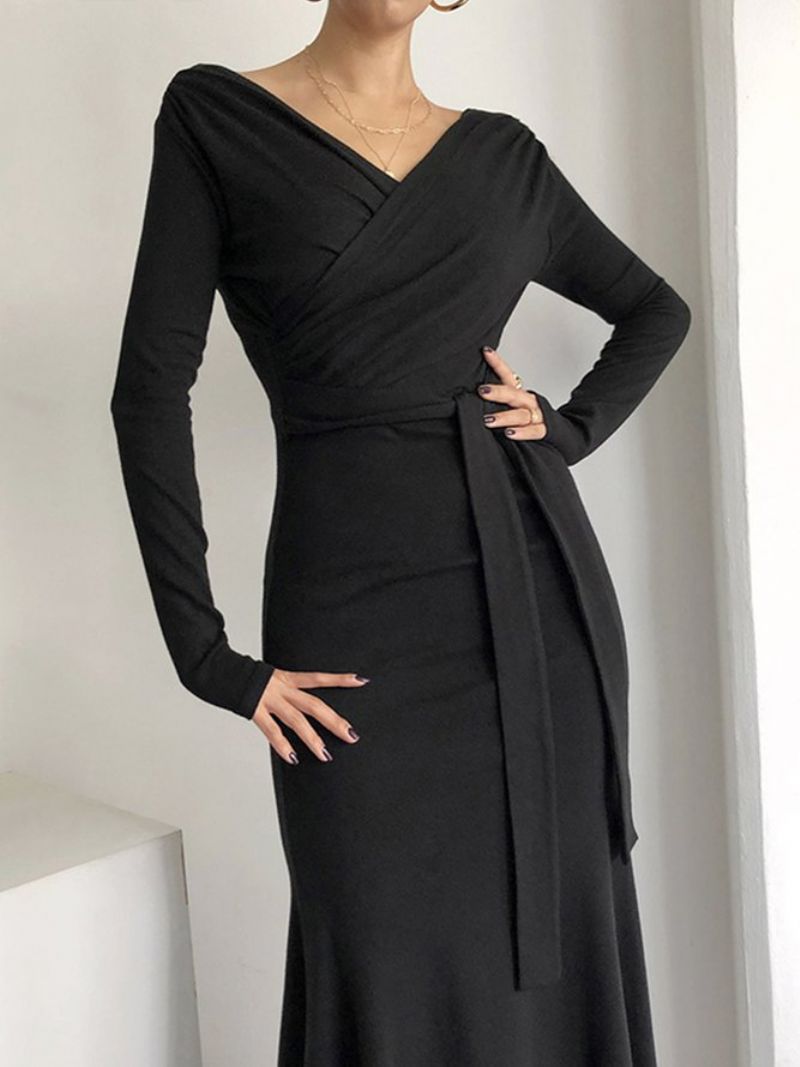 Robe Noire À Manches Longues Élégante À Col Croisé