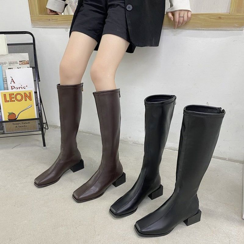 Les Nouvelles Bottes Petites Mais Au Genou